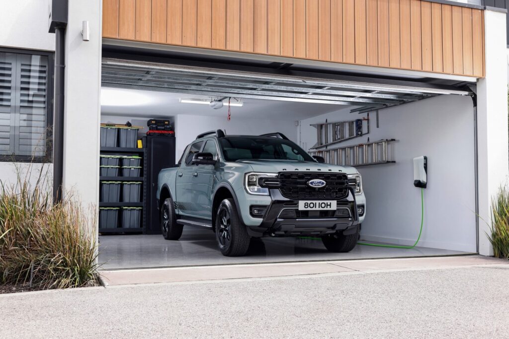&Nu;έ&omicron; Ford Ranger PHEV &sigma;&upsilon;&nu;&delta;&upsilon;ά&zeta;&epsilon;&iota; &delta;ύ&nu;&alpha;&mu;&eta;, &omicron;&iota;&kappa;&omicron;&nu;&omicron;&mu;ί&alpha; &kappa;&alpha;&iota; &kappa;&omicron;&rho;&upsilon;&phi;&alpha;ί&epsilon;&sigmaf; &delta;&upsilon;&nu;&alpha;&tau;ό&tau;&eta;&tau;&epsilon;&sigmaf;