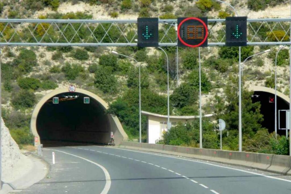 &Alpha;&nu;&alpha;&tau;&rho;&omicron;&pi;ή &phi;&omicron;&rho;&tau;&eta;&gamma;&omicron;ύ &sigma;&tau;&omicron;&nu; &alpha;&upsilon;&tau;&omicron;&kappa;&iota;&nu;&eta;&tau;ό&delta;&rho;&omicron;&mu;&omicron; &Lambda;&epsilon;&mu;&epsilon;&sigma;&omicron;ύ&ndash;&Pi;ά&phi;&omicron;&upsilon;: Έ&kappa;&kappa;&lambda;&eta;&sigma;&eta; &gamma;&iota;&alpha; &pi;&rho;&omicron;&sigma;&omicron;&chi;ή &sigma;&tau;&omicron;&upsilon;&sigmaf; &omicron;&delta;&eta;&gamma;&omicron;ύ&sigmaf;