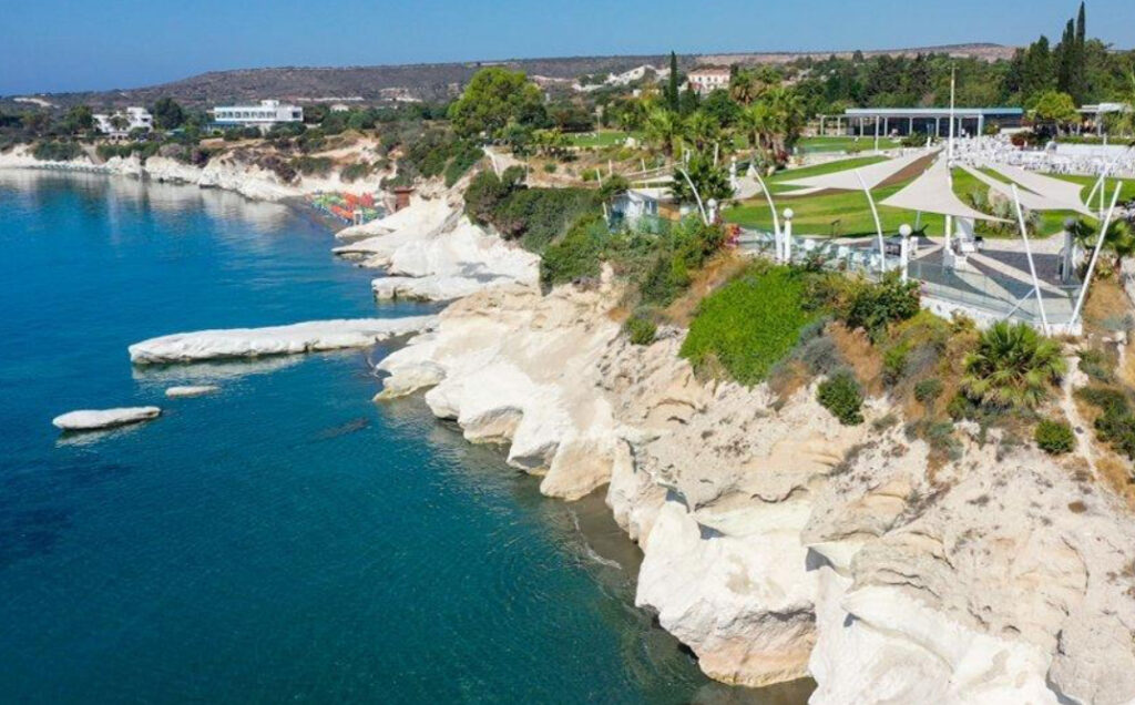 Παραλία Καλυμνός στο Governor’s Beach: Η άγνωστη ιστορία πίσω από το όνομά της