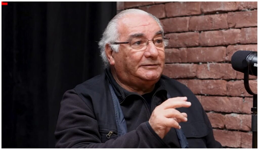 Γροθιά στο στομάχι: Ο θάνατος άστεγης γυναίκας και το μήνυμα του Κώστα Βήχα
