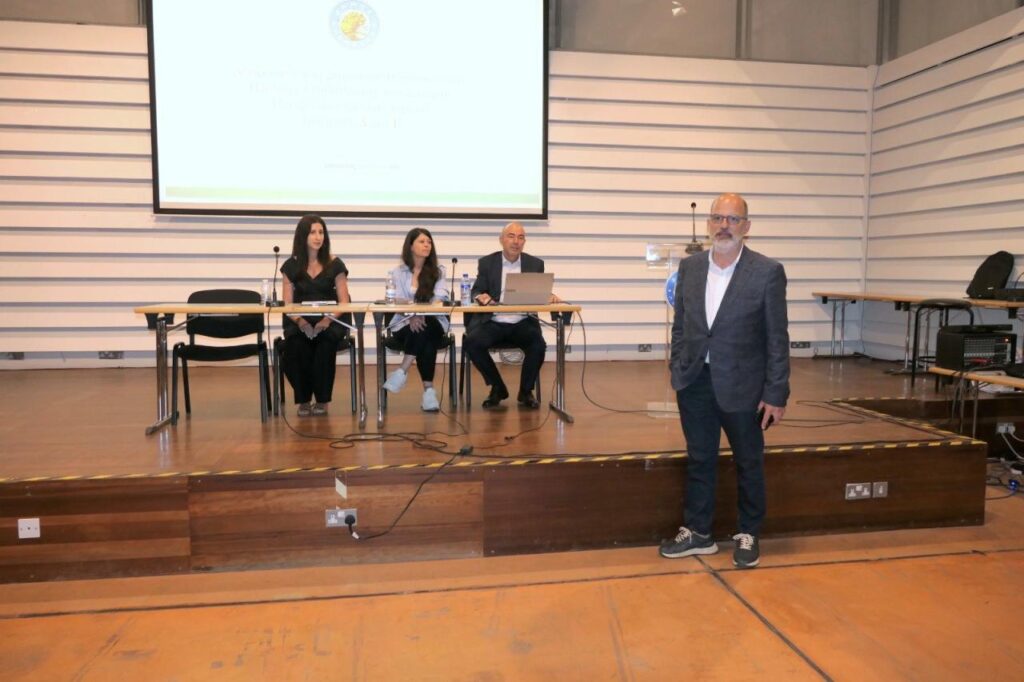 &Delta;&eta;&mu;ό&sigma;&iota;&alpha; &pi;&alpha;&rho;&omicron;&upsilon;&sigma;ί&alpha;&sigma;&eta; &kappa;&alpha;&iota; &delta;&iota;&alpha;&beta;&omicron;ύ&lambda;&epsilon;&upsilon;&sigma;&eta; &gamma;&iota;&alpha; &tau;&omicron; έ&rho;&gamma;&omicron; &laquo;&Alpha;&nu;&alpha;&zeta;&omega;&omicron;&gamma;ό&nu;&eta;&sigma;&eta; &Delta;&eta;&mu;ό&sigma;&iota;&omega;&nu; &Pi;&lambda;&alpha;&tau;&epsilon;&iota;ώ&nu; &sigma;&tau;&alpha; &Pi;&lambda;&alpha;ί&sigma;&iota;&alpha; &Alpha;&nu;&alpha;&beta;ά&theta;&mu;&iota;&sigma;&eta;&sigmaf; &tau;&omicron;&upsilon; &Alpha;&sigma;&tau;&iota;&kappa;&omicron;ύ &Pi;&epsilon;&rho;&iota;&beta;ά&lambda;&lambda;&omicron;&nu;&tau;&omicron;&sigmaf; &sigma;&tau;&eta; &Lambda;&epsilon;&mu;