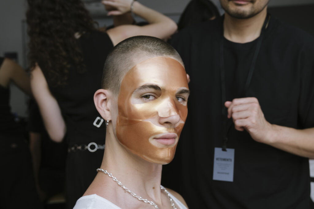 &Omicron; Augustinus Bader &sigma;&upsilon;&nu;&epsilon;&rho;&gamma;ά&zeta;&epsilon;&tau;&alpha;&iota; &mu;&epsilon; &tau;&omicron;&nu; &Omicron;ί&kappa;&omicron; &Mu;ό&delta;&alpha;&sigmaf; VETEMENTS &gamma;&iota;&alpha; &tau;&eta;&nu; &pi;&epsilon;&rho;&iota;&pi;&omicron;ί&eta;&sigma;&eta; &tau;&eta;&sigmaf; &epsilon;&pi;&iota;&delta;&epsilon;&rho;&mu;ί&delta;&alpha;&sigmaf;