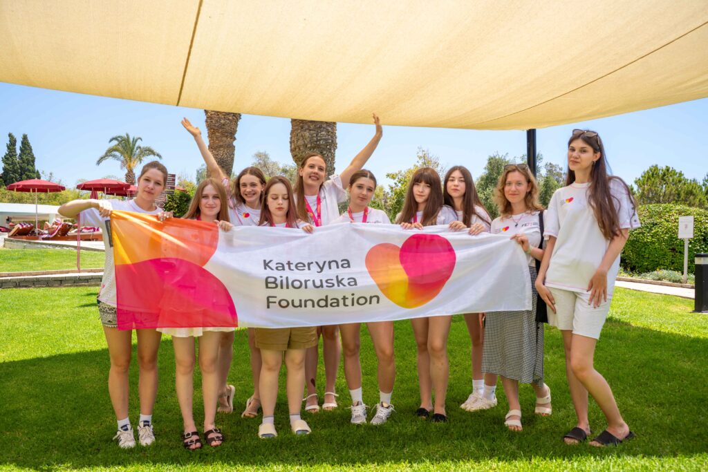 FEM Camp: &Pi;ώ&sigmaf; έ&nu;&alpha; &pi;&rho;ό&gamma;&rho;&alpha;&mu;&mu;&alpha; &eta;&gamma;&epsilon;&sigma;ί&alpha;&sigmaf; &sigma;&tau;&eta;&nu; &Kappa;ύ&pi;&rho;&omicron; &mu;&epsilon;&tau;&alpha;&tau;&rho;έ&pi;&epsilon;&iota; &tau;&eta;&nu; &kappa;&rho;ί&sigma;&eta; &sigma;&epsilon; &alpha;&upsilon;&tau;&omicron;&pi;&epsilon;&pi;&omicron;ί&theta;&eta;&sigma;&eta; &gamma;&iota;&alpha; έ&phi;&eta;&beta;&epsilon;&sigmaf;