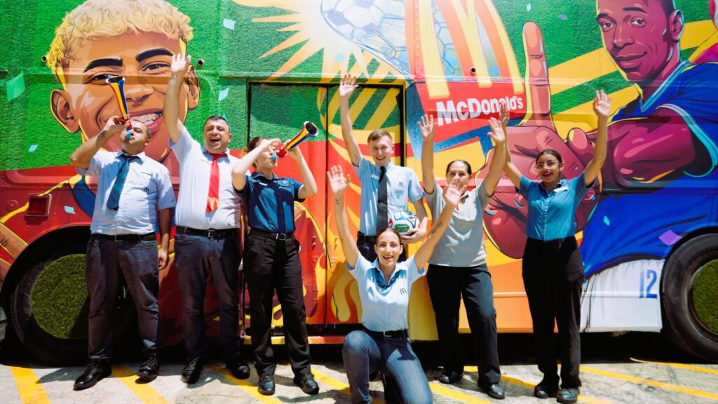FIFA World Cup Bus Tour: &Tau;&alpha; McDonald&rsquo;s&trade; &Kappa;ύ&pi;&rho;&omicron;&upsilon; έ&phi;&epsilon;&rho;&alpha;&nu; &tau;&eta; &mu;&alpha;&gamma;&epsilon;ί&alpha; &tau;&omicron;&upsilon; FIFA World Cup&trade; &sigma;&epsilon; ό&lambda;&eta; &tau;&eta;&nu; &Kappa;ύ&pi;&rho;&omicron;!
