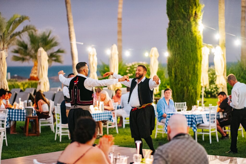 &Omicron;&iota; &beta;&rho;&alpha;&delta;&iota;έ&sigmaf; Cyprus Night &delta;ί&nu;&omicron;&upsilon;&nu; &kappa;&upsilon;&pi;&rho;&iota;&alpha;&kappa;ό &rho;&upsilon;&theta;&mu;ό &sigma;&tau;&iota;&sigmaf; &Tau;&epsilon;&tau;ά&rho;&tau;&epsilon;&sigmaf; &tau;&omicron;&upsilon; Columbia Beach Resort