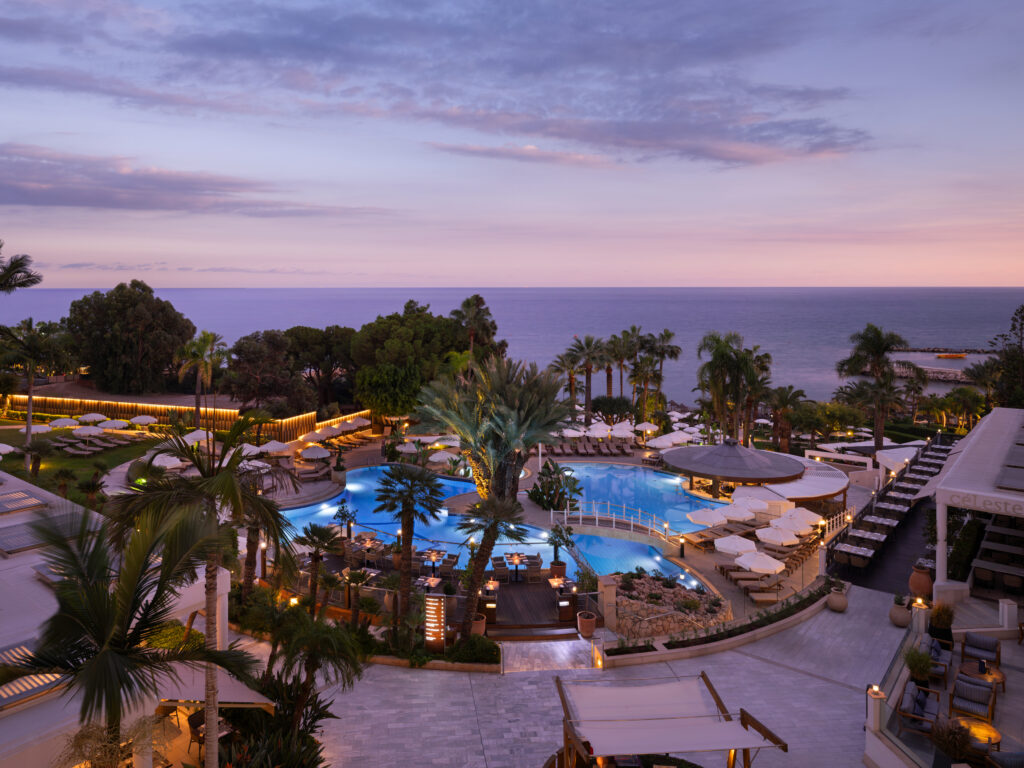 Mediterranean Beach Hotel: Έ&nu;&alpha; &gamma;&alpha;&sigma;&tau;&rho;&omicron;&nu;&omicron;&mu;&iota;&kappa;ό &tau;&alpha;&xi;ί&delta;&iota; &alpha;&pi;ό &tau;&eta;&nu; &Iota;&tau;&alpha;&lambda;ί&alpha; &mu;έ&chi;&rho;&iota; &tau;&eta;&nu; &Iota;&alpha;&pi;&omega;&nu;ί&alpha; &mu;&epsilon; &phi;ό&nu;&tau;&omicron; &tau;&eta; &Mu;&epsilon;&sigma;ό&gamma;&epsilon;&iota;&omicron; &ndash; &Tau;&omicron; &delta;&iota;ή&mu;&epsilon;&rho;&omicron; &tau;&omega;&nu; &gamma;&epsilon;ύ&sigma;&epsilon;&omega;&nu; &kappa;&alpha;&iota; &tau;&omega;&nu; &alpha;&iota;&sigma;&theta;ή&sigma;&epsilon;&omega;&nu;