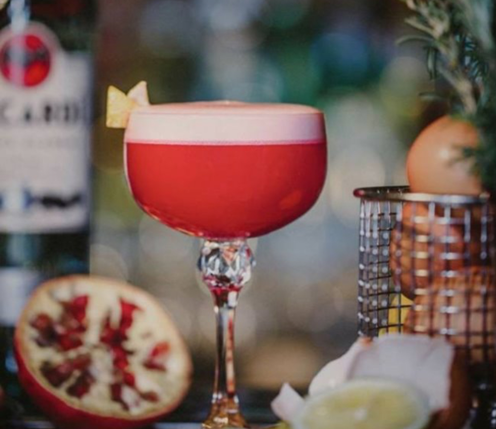 &Alpha;&pi;ό &tau;&eta;&nu; &Kappa;ύ&pi;&rho;&omicron; &sigma;&tau;&alpha; cocktail bars &tau;&omicron;&upsilon; &kappa;ό&sigma;&mu;&omicron;&upsilon; &ndash; &Eta; &Kappa;&omicron;&upsilon;&mu;&alpha;&nu;&delta;&alpha;&rho;ί&alpha; &alpha;&pi;&omicron;&kappa;&tau;ά &nu;έ&alpha; &zeta;&omega;ή &sigma;&tau;&alpha; &pi;&iota;&omicron; &iota;&delta;&iota;&alpha;ί&tau;&epsilon;&rho;&alpha; cocktails