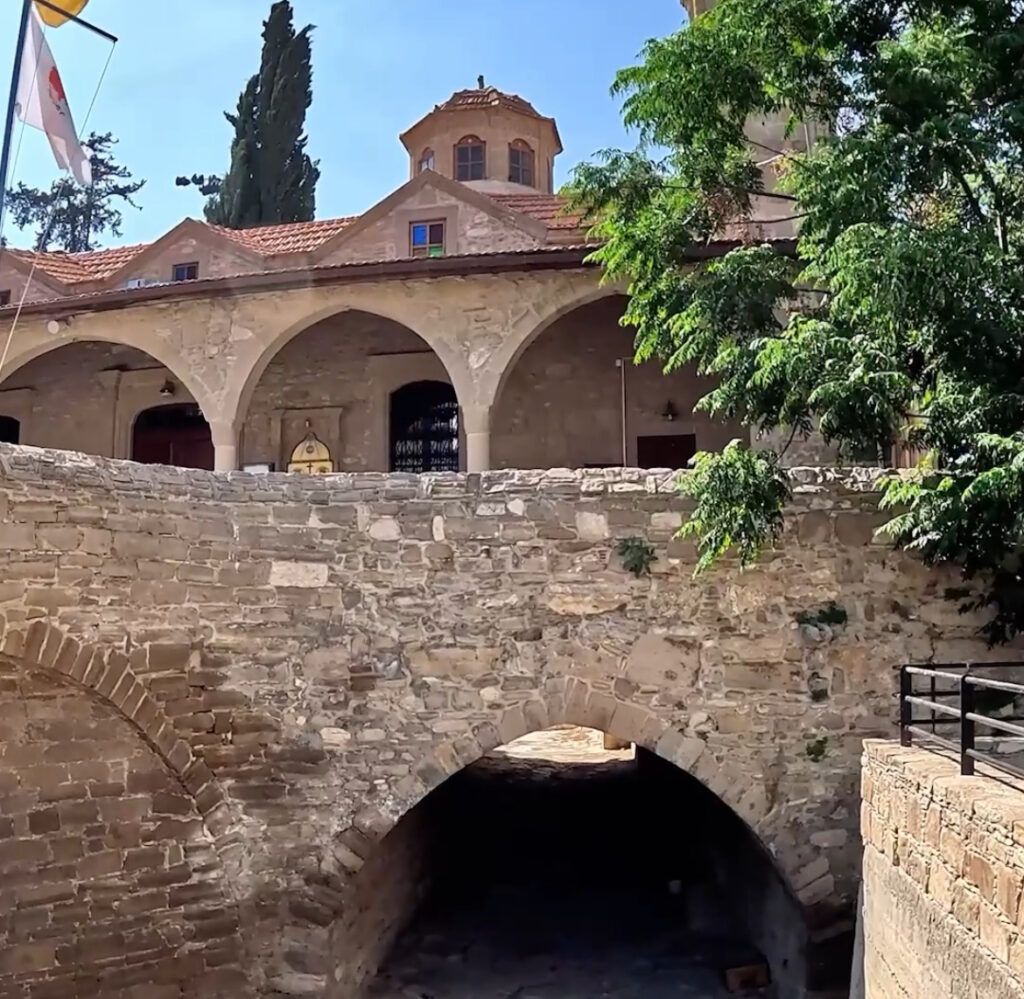 &Eta; &epsilon;&kappa;&kappa;&lambda;&eta;&sigma;ί&alpha; &sigma;&tau;&eta;&nu; &Kappa;ύ&pi;&rho;&omicron; &pi;&omicron;&upsilon; &epsilon;ί&nu;&alpha;&iota; &chi;&tau;&iota;&sigma;&mu;έ&nu;&eta;&hellip; &pi;ά&nu;&omega; &sigma;&epsilon; &pi;έ&tau;&rho;&iota;&nu;&eta; &gamma;έ&phi;&upsilon;&rho;&alpha;