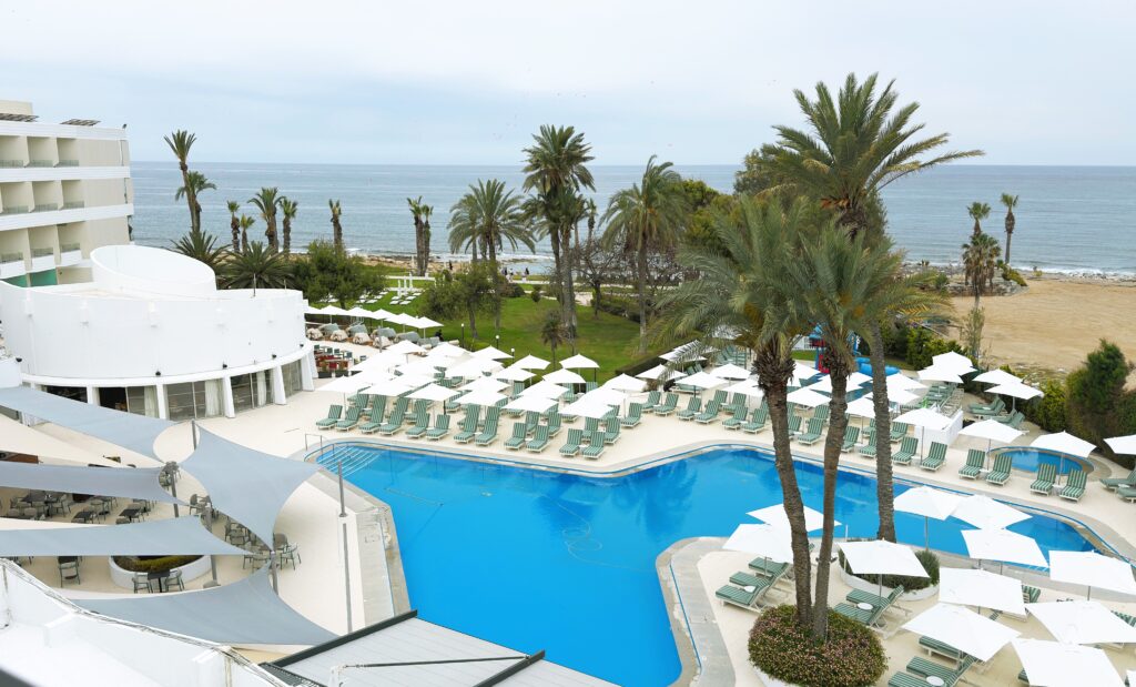 &Sigma;&upsilon;&nu;&epsilon;&chi;ί&zeta;&omicron;&nu;&tau;&alpha;&iota; &omicron;&iota; &pi;&rho;&omicron;&sigma;&phi;&omicron;&rho;έ&sigmaf; &tau;&eta;&sigmaf; Louis Hotels &gamma;&iota;&alpha; &alpha;&upsilon;&tau;ό &tau;&omicron; &kappa;&alpha;&lambda;&omicron;&kappa;&alpha;ί&rho;&iota;