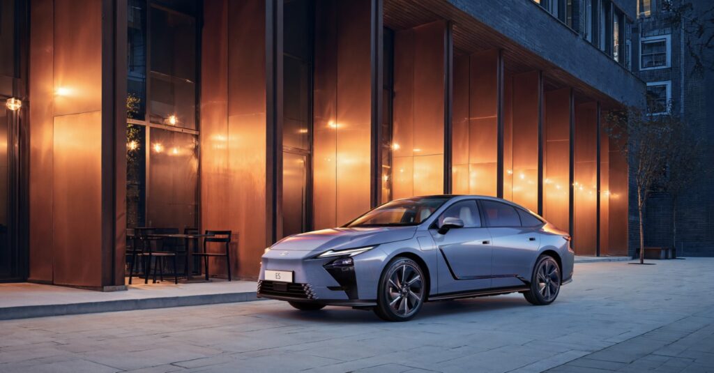 &Tau;&omicron; &nu;έ&omicron; Lexus ES &epsilon;&pi;&alpha;&nu;&alpha;&pi;&rho;&omicron;&sigma;&delta;&iota;&omicron;&rho;ί&zeta;&epsilon;&iota; &tau;&eta;&nu; &pi;&omicron;&lambda;&upsilon;&tau;έ&lambda;&epsilon;&iota;&alpha; &sigma;&tau;&eta;&nu; &epsilon;&pi;&omicron;&chi;ή &tau;&eta;&sigmaf; &eta;&lambda;&epsilon;&kappa;&tau;&rho;&omicron;&kappa;ί&nu;&eta;&sigma;&eta;&sigmaf;