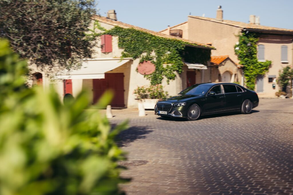 &Eta; Mercedes Maybach S Class &alpha;&nu;&epsilon;&beta;ά&zeta;&epsilon;&iota; &kappa;&alpha;&iota; &pi;ά&lambda;&iota; &tau;&omicron;&nu; &pi;ή&chi;&eta; &tau;&eta;&sigmaf; &pi;&omicron;&lambda;&upsilon;&tau;έ&lambda;&epsilon;&iota;&alpha;&sigmaf;