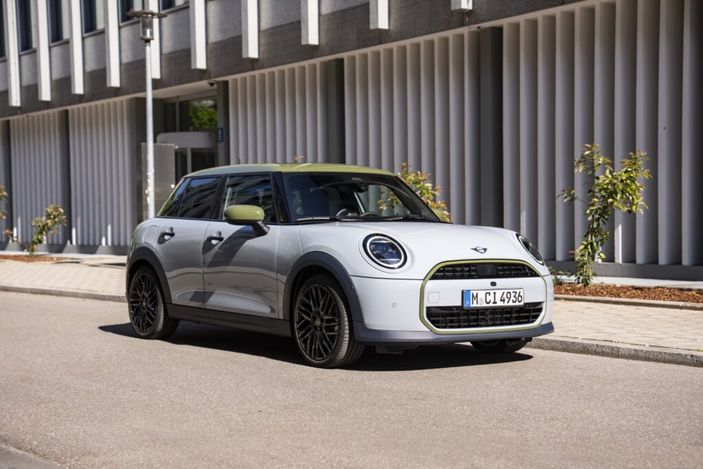 &Tau;&omicron; &nu;έ&omicron; MINI Paul Smith Edition &phi;έ&rho;&nu;&epsilon;&iota; &tau;&eta; &mu;ό&delta;&alpha; &sigma;&tau;&omicron;&upsilon;&sigmaf; &delta;&rho;ό&mu;&omicron;&upsilon;&sigmaf;