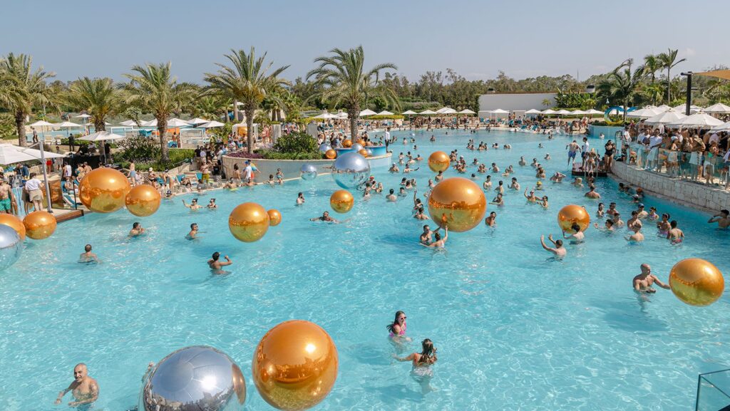 &Tau;&alpha; Wet Glam Summer Poolside Series &phi;έ&rho;&nu;&omicron;&upsilon;&nu; &sigma;&tau;&eta;&nu; &Kappa;ύ&pi;&rho;&omicron; &kappa;&omicron;&rho;&upsilon;&phi;&alpha;ί&alpha; &omicron;&nu;ό&mu;&alpha;&tau;&alpha; &tau;&eta;&sigmaf; &eta;&lambda;&epsilon;&kappa;&tau;&rho;&omicron;&nu;&iota;&kappa;ή&sigmaf; &mu;&omicron;&upsilon;&sigma;&iota;&kappa;ή&sigmaf;