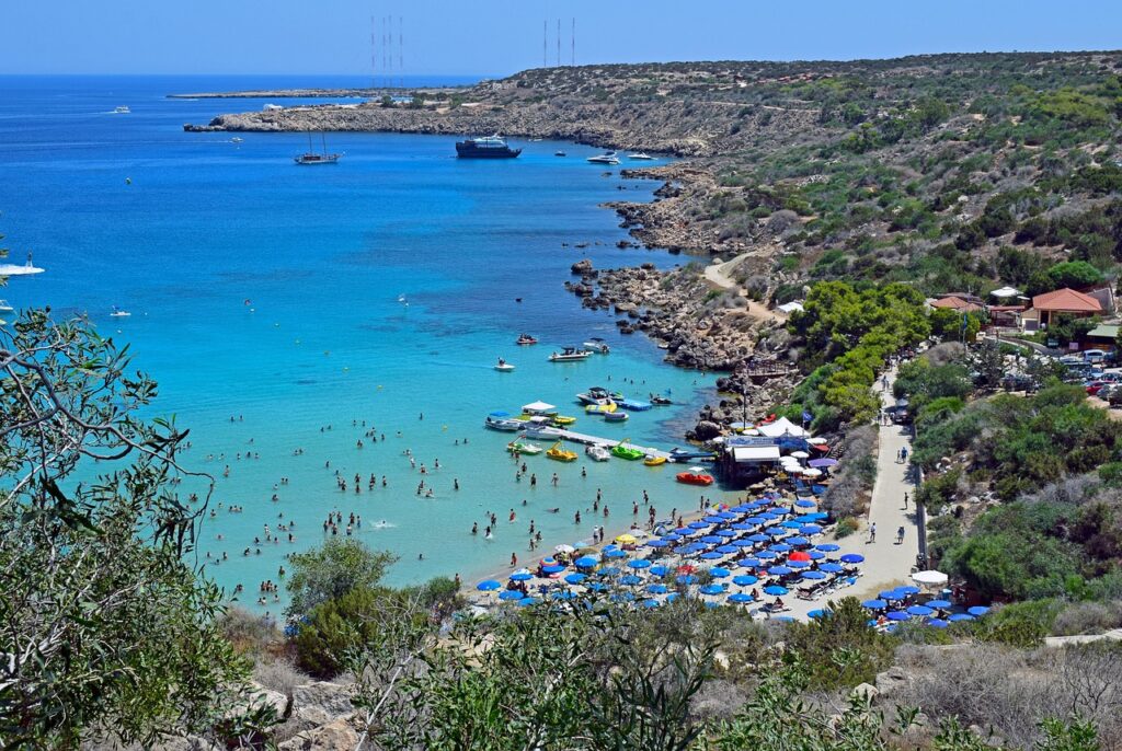 &Mu;&iota;&alpha; &pi;&alpha;&rho;&alpha;&lambda;ί&alpha; &sigma;&tau;&eta;&nu; &Kappa;ύ&pi;&rho;&omicron; &pi;&omicron;&upsilon; &theta;&upsilon;&mu;ί&zeta;&epsilon;&iota; &epsilon;&xi;&omega;&tau;&iota;&kappa;ό &nu;&eta;&sigma;ί &ndash; &Kappa;&alpha;&iota; &beta;&rho;ί&sigma;&kappa;&epsilon;&tau;&alpha;&iota; &mu;ό&lambda;&iota;&sigmaf; &lambda;ί&gamma;&alpha; &lambda;&epsilon;&pi;&tau;ά &alpha;&pi;ό &tau;&omicron; highway
