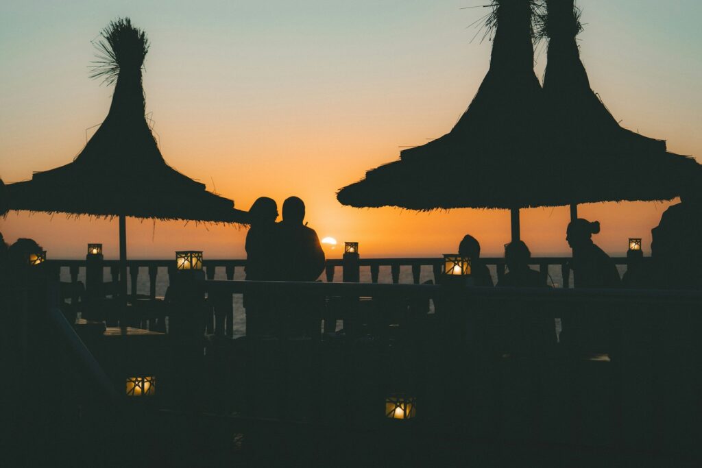Από την ανατολή μέχρι το ηλιοβασίλεμα: 4+1 beach bars στην Ελεύθερη Επαρχία Αμμοχώστου που γίνονται το καλοκαιρινό μας στέκι