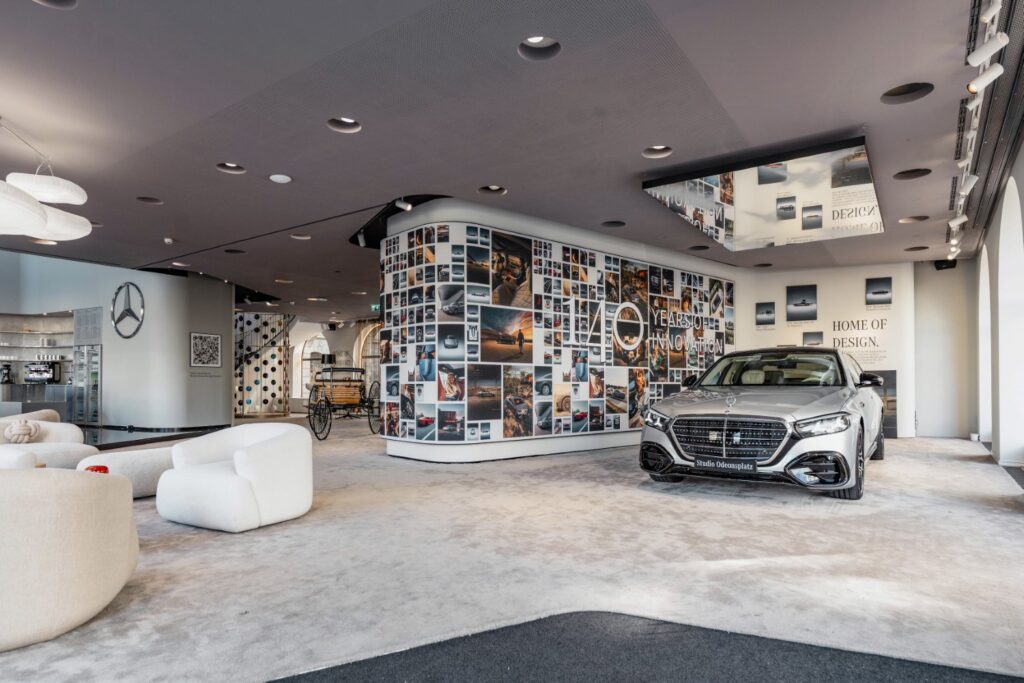 &Eta; Mercedes-Benz &gamma;&iota;&omicron;&rho;&tau;ά&zeta;&epsilon;&iota; έ&nu;&alpha;&nu; &alpha;&iota;ώ&nu;&alpha; &iota;&sigma;&tau;&omicron;&rho;ί&alpha;&sigmaf; &kappa;&alpha;&iota; &kappa;&omicron;&iota;&tau;ά&zeta;&epsilon;&iota; &pi;&rho;&omicron;&sigmaf; &tau;&omicron; &mu;έ&lambda;&lambda;&omicron;&nu;