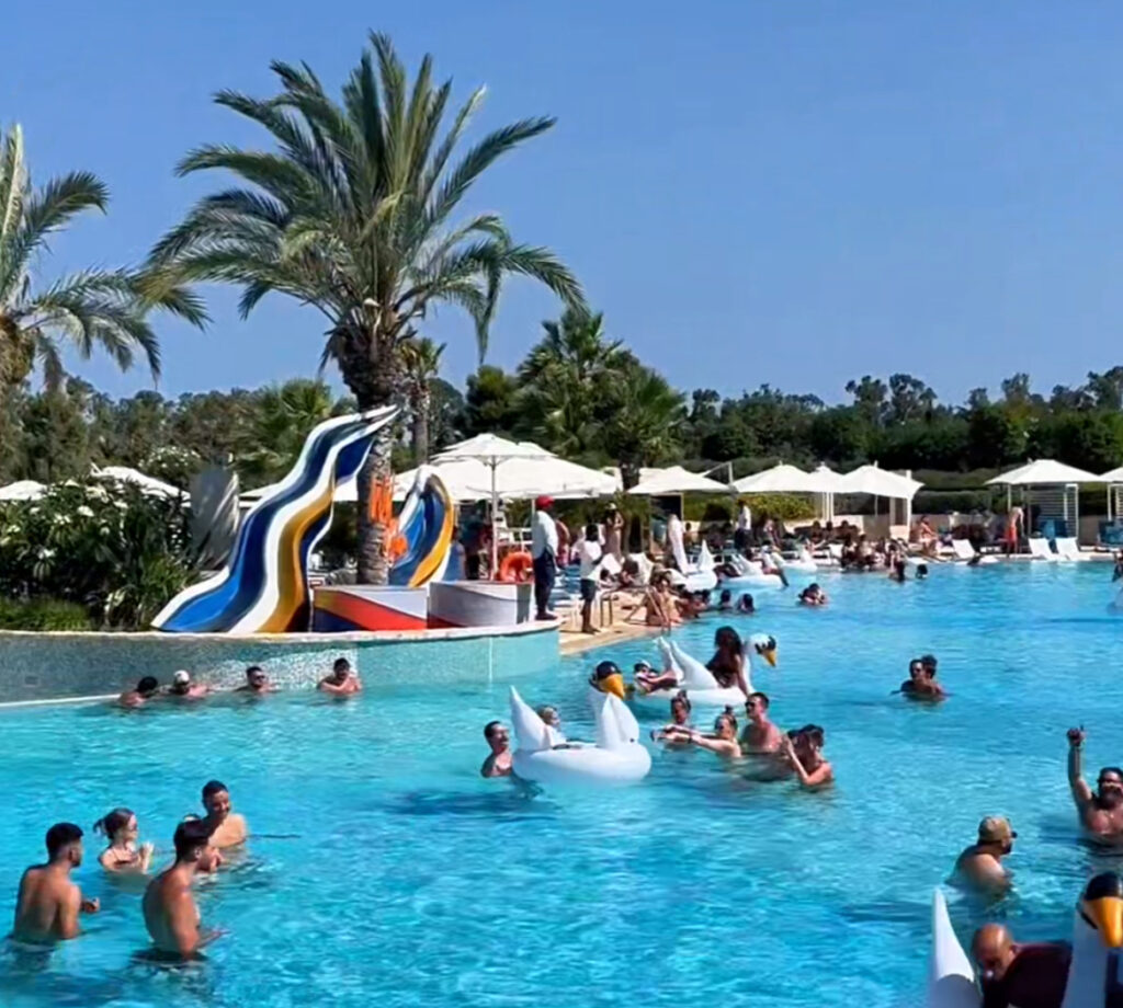 &Tau;&omicron; &alpha;&pi;ό&lambda;&upsilon;&tau;&omicron; &kappa;&alpha;&lambda;&omicron;&kappa;&alpha;&iota;&rho;&iota;&nu;ό pool party &tau;&eta;&sigmaf; &Kappa;ύ&pi;&rho;&omicron;&upsilon; &sigma;&upsilon;&nu;&epsilon;&chi;ί&zeta;&epsilon;&tau;&alpha;&iota; &ndash; &Zeta;ή&sigma;&alpha;&mu;&epsilon; &tau;&omicron; Wet Glam &sigma;&tau;&omicron; City of Dreams Mediterranean &kappa;&alpha;&iota;&hellip; &tau;&alpha; &kappa;&alpha;&lambda;ύ&tau;&epsilon;&rho;&alpha; &tau;&omicron;&upsilon; &Alpha;&upsilon;&gamma;&omicron;ύ&sigma;&tau;&omicron;&upsilon; έ&rho;&chi;&omicron;&nu;&tau;&alpha;&iota;