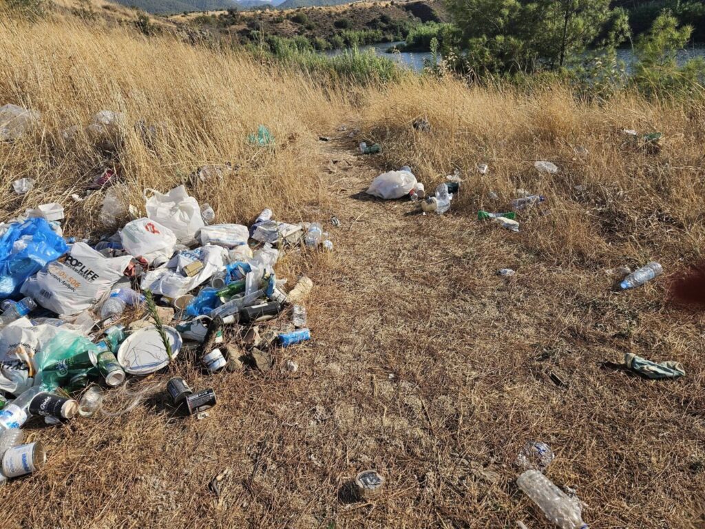 &Alpha;&pi;&alpha;&rho;ά&delta;&epsilon;&kappa;&tau;&epsilon;&sigmaf; &epsilon;&iota;&kappa;ό&nu;&epsilon;&sigmaf; &sigma;&tau;&omicron; &Phi;&rho;ά&gamma;&mu;&alpha; &Kappa;&lambda;ή&rho;&omicron;&upsilon;: &Psi;ά&rho;&epsilon;&psi;&alpha;&nu; &kappa;&alpha;&iota; ά&phi;&eta;&sigma;&alpha;&nu; &tau;&alpha; &sigma;&kappa;&omicron;&upsilon;&pi;ί&delta;&iota;&alpha; &tau;&omicron;&upsilon;&sigmaf; &pi;ί&sigma;&omega;
