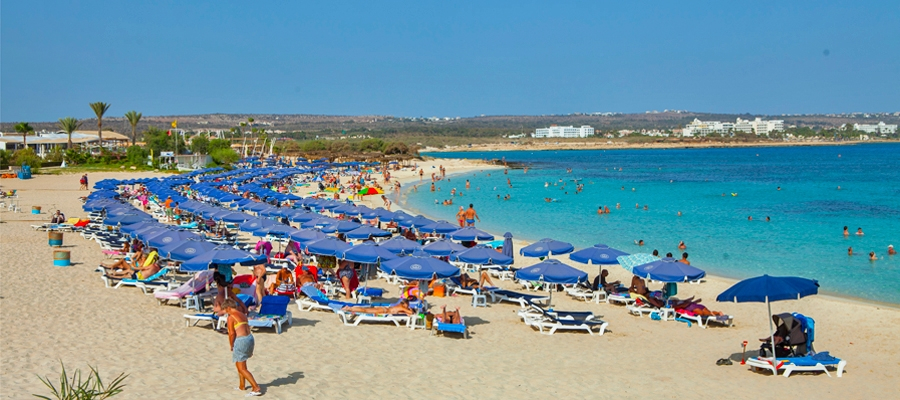Η βραβευμένη παραλία της Αγίας Νάπας που αξίζει να επισκεφθείς αυτό το καλοκαίρι