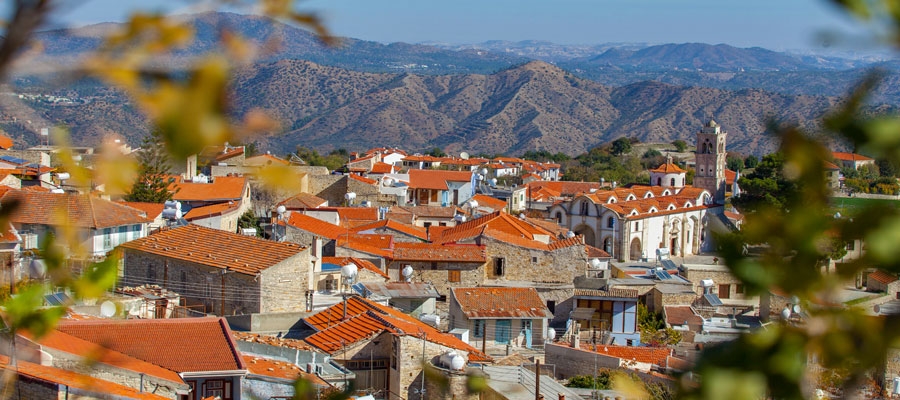 &Lambda;&epsilon;ύ&kappa;&alpha;&rho;&alpha;: &Tau;&omicron; &chi;&omega;&rho;&iota;ό &pi;&omicron;&upsilon; &pi;ή&rho;&epsilon; &tau;&omicron; ό&nu;&omicron;&mu;ά &tau;&omicron;&upsilon; &alpha;&pi;ό &tau;&alpha; &laquo;&lambda;&epsilon;&upsilon;&kappa;ά ό&rho;&eta;&raquo; &kappa;&alpha;&iota; έ&gamma;&iota;&nu;&epsilon; &sigma;&upsilon;&nu;ώ&nu;&upsilon;&mu;&omicron; &tau;&eta;&sigmaf; &kappa;&upsilon;&pi;&rho;&iota;&alpha;&kappa;ή&sigmaf; &pi;&alpha;&rho;ά&delta;&omicron;&sigma;&eta;&sigmaf;