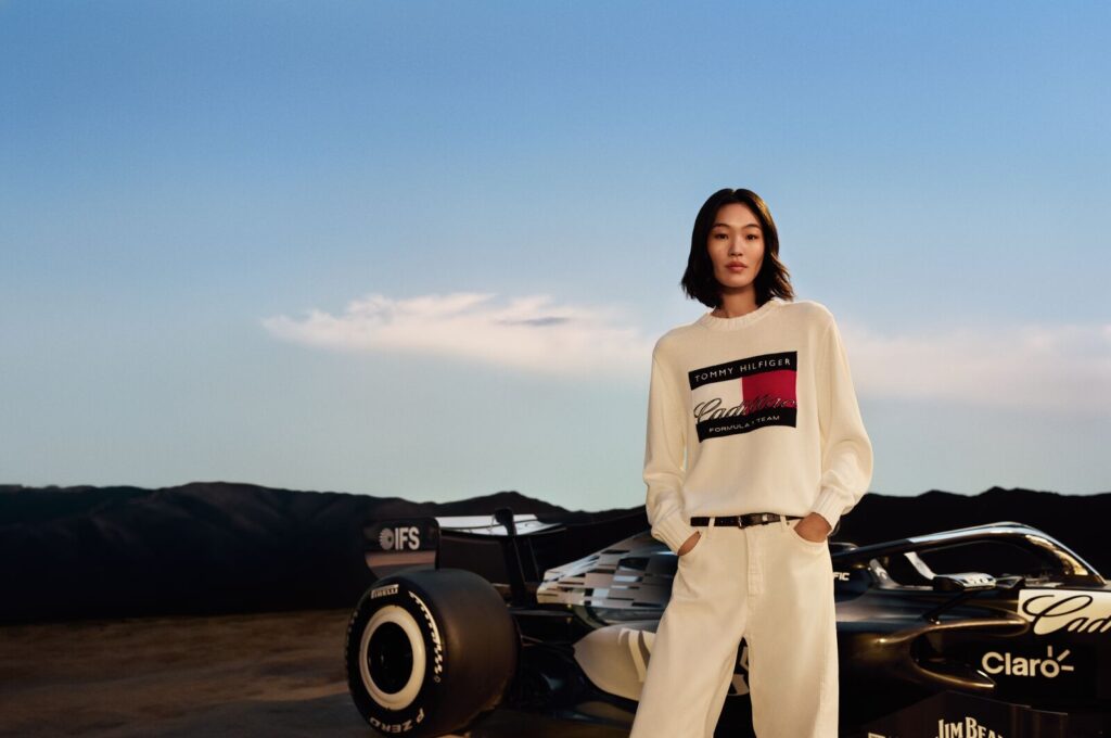 &Eta; TOMMY HILFIGER &kappa;&alpha;&iota; &eta; &omicron;&mu;ά&delta;&alpha; Cadillac Formula 1&reg; &delta;&iota;&alpha;&mu;&omicron;&rho;&phi;ώ&nu;&omicron;&upsilon;&nu; &mu;&iota;&alpha; &nu;έ&alpha; &epsilon;&pi;&omicron;&chi;ή &sigma;&tau;&omicron; modern American sportswear &mu;&epsilon; &tau;&eta;&nu; &nu;&epsilon;&alpha; &Phi;&theta;&iota;&nu;&omicron;&pi;&omega;&rho;&iota;&nu;&eta; &sigma;&upsilon;&lambda;&lambda;&omicron;&gamma;ή fanwear
